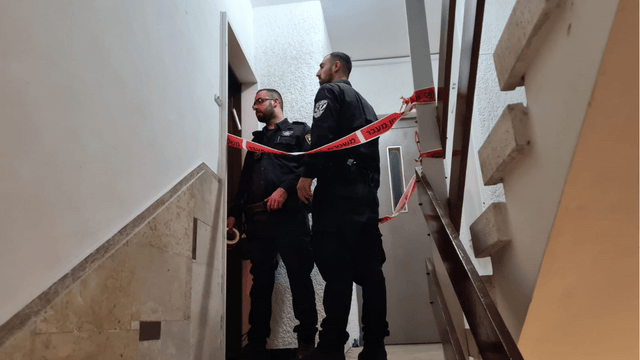 השוטרים בפתח הדירה
