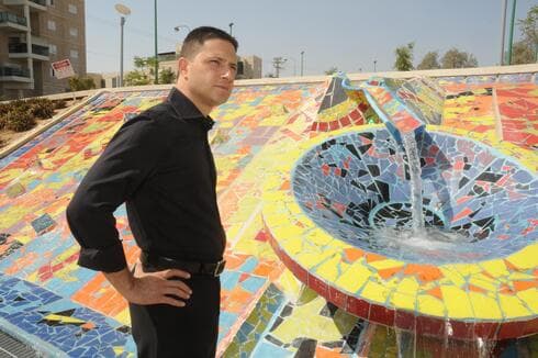 רוביק דנילוביץ' ליד מזרקה בבאר שבע