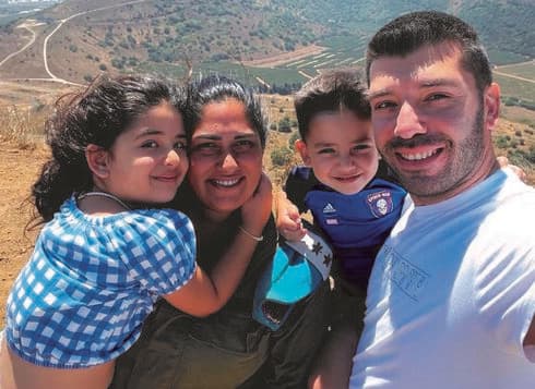 עם בעלה יבגני וילדיהם אגם-רחל ואריאל. "חיבק אותי ולא אמר מילה"