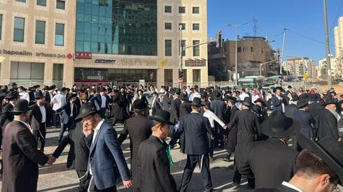 הכניסה לעיר, הערב