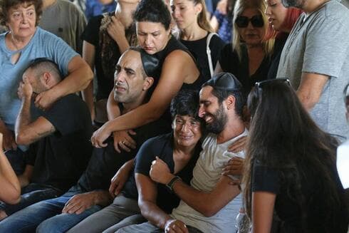 בני משפחתה של המנוחה התעלפו בלוויה