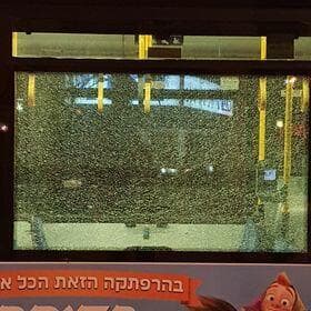 אוטובוס נרגם באבנים מול הקריון