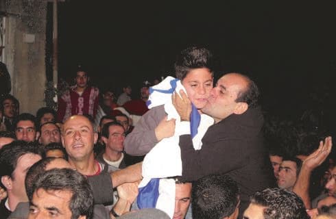 עזאם פוגש את מוטי ביום שובו לארץ. "חיבקתי אותו חזק והוא בכה" 