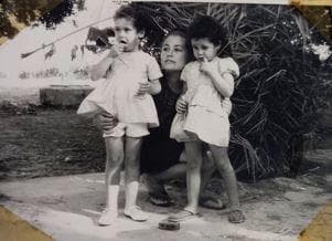 דור עם אמה ואחותה