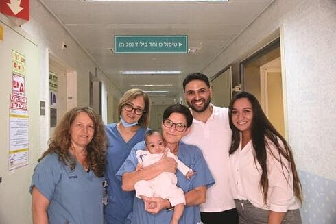 נרקיס, מעיין וטליה יפת עם צוות הפגייה  של המרכז הרפואי "מאיר"