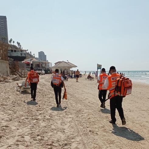 חובשי איחוד הצלה בחוף הלא מוכרז