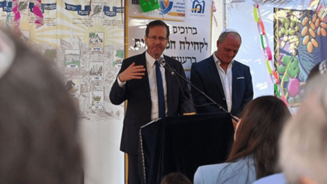 נשיא המדינה בסוכה