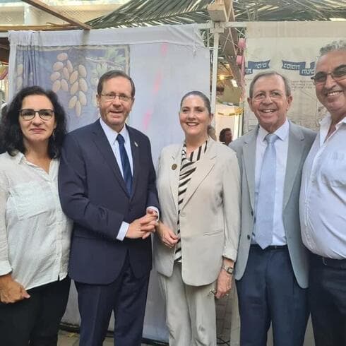 הנשיא ורעייתו עם ראש העיר ומנהיגי הקהילה