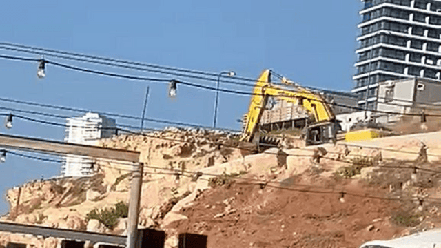 העבודות על המצוק