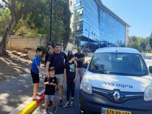 הפיקוח העירוני נרתם לסייע לנוסעי הרכבלית שנתקעה בשל כשל טכני. הפקחים מסייעים בשינוע הנוסעים לבתיהם