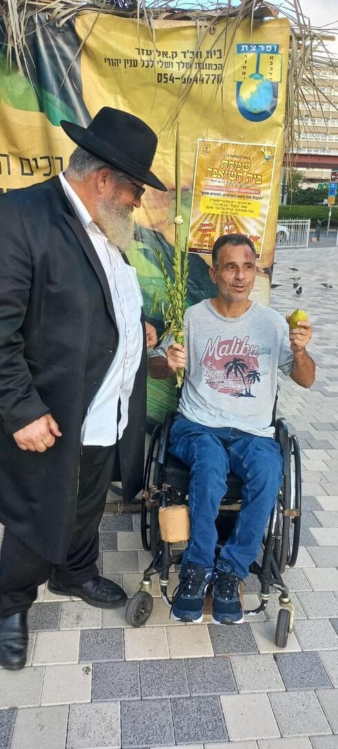 פעילות בסוכה במהלך החג