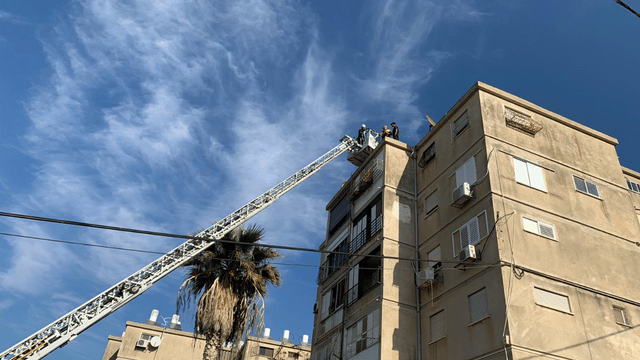 חילוץ הפצוע מגג הבניין חילוץ הפצוע מגג הבניין