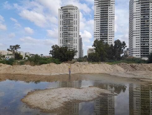קבלן הבנייה החל בריסוס בריכת המים, היום
