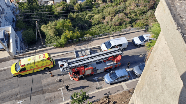 חילוץ הפצוע מגג הבניין (צילום: כבאות והצלה) חילוץ הפצוע מגג הבניין