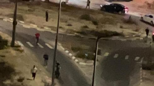 צעירים זורקים אבנים בכניסה לשלב ג' בהר חומה 