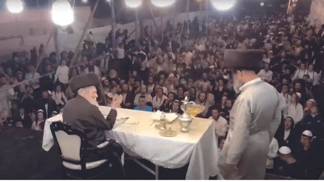 ברלנד חוגג עם חסידיו בסוכה שהוקמה בחניון העירוני 