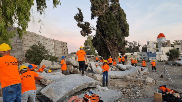 יחידת החילוץ העירונית של חולון בזמן תרגיל 