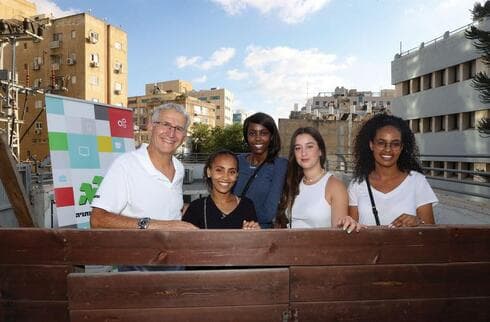 אלוף (במיל') רוטברג עם בוגרי התוכנית (מימין): מנסבוש אבזה, אורית רובינשטיין, איינדיס ג'מבר ונגיסט בוגלה (יריב כץ) רם רוטברג ומשתתפי התוכנית