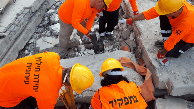 יחידת החילוץ העירונית של חולון בזמן תרגיל 