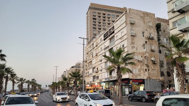 דרך בן גוריון, טיילת בת ים. קשה למצוא חנייה