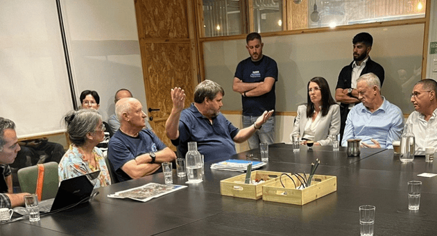 נציגי מטה המאבק עם שר הביטחון בני גנץ