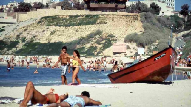 משתזפים בחוף נתניה