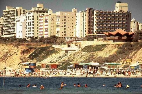 מתרחצים בחוף נתניה