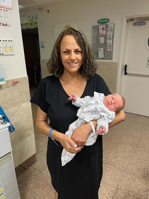 האם המאושרת והתינוק