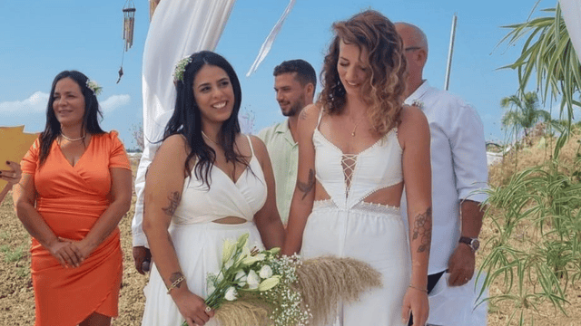 שני (מימין) וגאיה מתחת לחופה. שלוש שנים ביחד