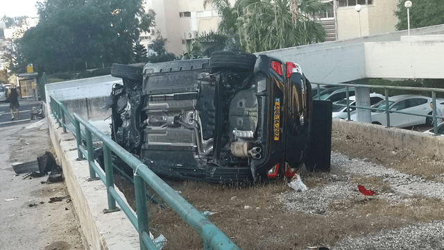 בעיית בטיחות. רכב שהתהפך בשכונה