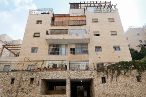 הבניין שבו שוכנת דירתו בהר נוף