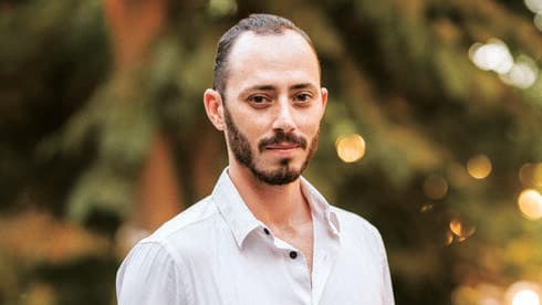 מוביל המחאה שחר זכאי. "בגלל הבחירות"