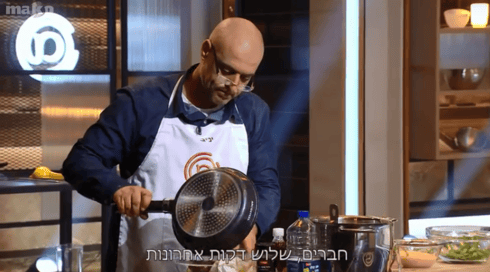 שחר מכין את המנה האחרונה