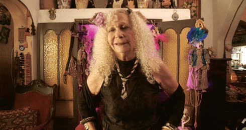 פריים מהסרט. חני ההילרית בגילומה של שולה רווח
