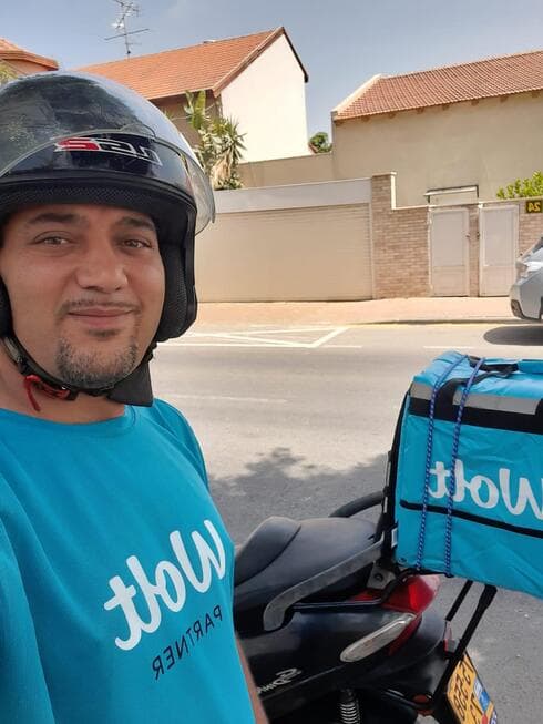 דורון אלון בזמן עבודתו כשליח וולט