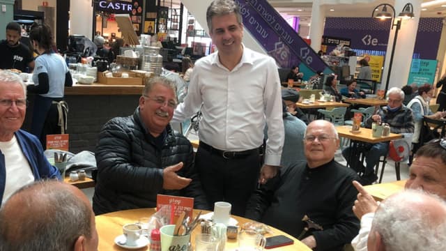 דוד לוי מימין, חבר הכנסת אלי כהן באמצע וציון טייבי משמאל