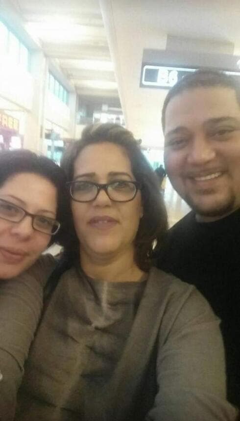 דורון אלון (מימין) ואחיותיו אלונית (במרכז) וליעז (משמאל)