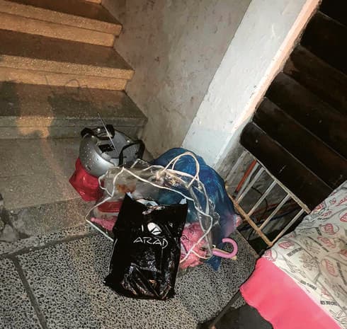 "עולים ויורדים במדרגות עם מסכות". הבניין ברחוב בן עמי (צילום: פרטי) "עולים ויורדים במדרגות עם מסכות". הבניין ברחוב בן עמי