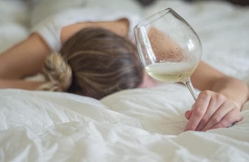 הרחיקו את האלכוהול כ-5-6 שעות מהשינה