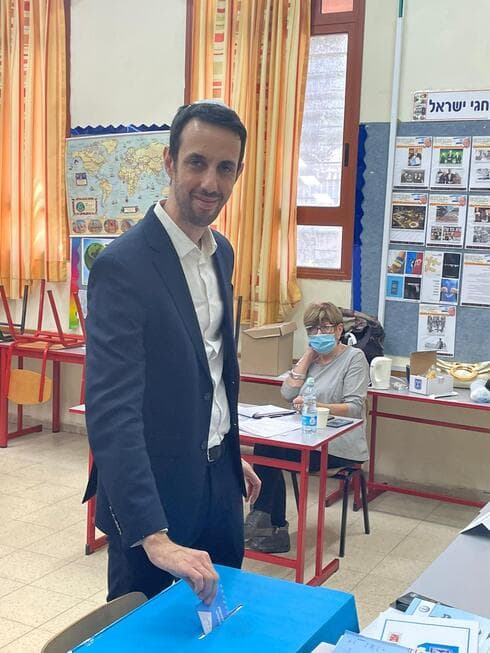 אריאל קלנר מצביע