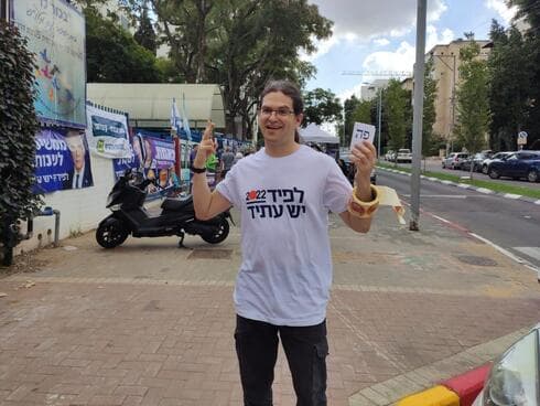 נציג של "יש עתיד" ליד אחת הקלפיות