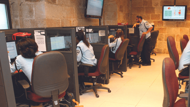 מוקד 100. "פועל למתן מענה מיטבי" (למצולמים אין קשר לידיעה) 