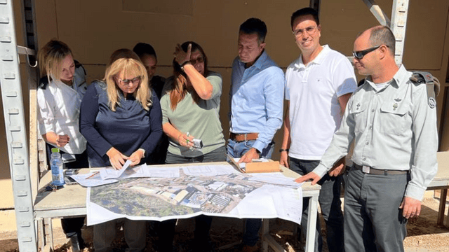 נציגי משרד הבטחון והעירייה חותמים על תוכניות פינוי הבסיס