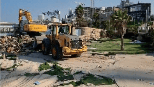 הדחפורים הגיעו למסעדת איביזה בחוף ראשל"צ