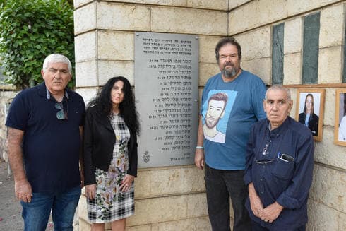 נציגי המשפחות ליד אנדרטת הפיגוע בשדרות מוריה (צילום: שרון צור) המשפחות ליד אנדרטת הפיגוע