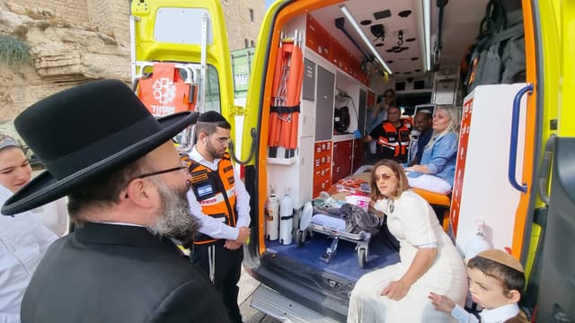 יוסף יחד עם צוות איחוד הצלה ומשפחתו בכניסה לרחבת הכותל