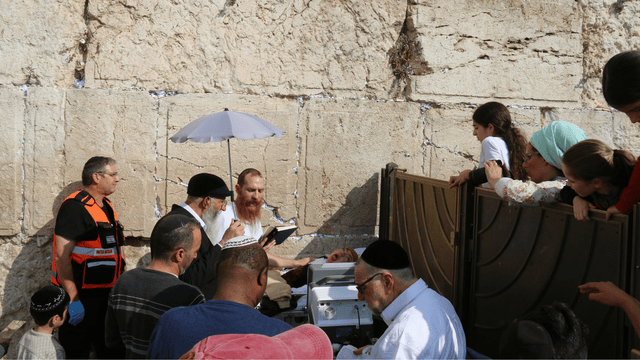 יום ההולדת של יוסף יצחק בכותל 