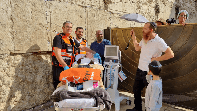 יוסף יחד עם צוות איחוד הצלה