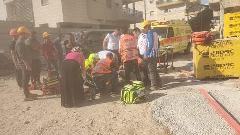 פועל נפצע באורח אנוש לאחר שנפל בקרית אתא