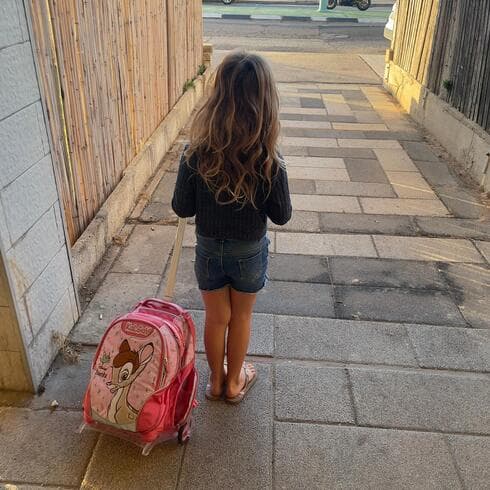 "הילדה בוכה בכל יום ולילה שהיא רוצה לחזור לבית הספר" "הילדה בוכה בכל יום ולילה שהיא רוצה לחזור לבית הספר"
